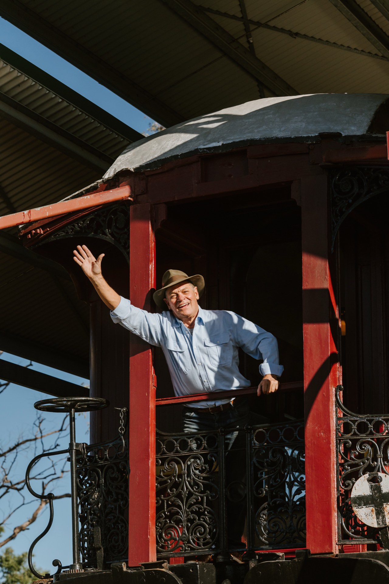 Scott waving from the carriage balcony